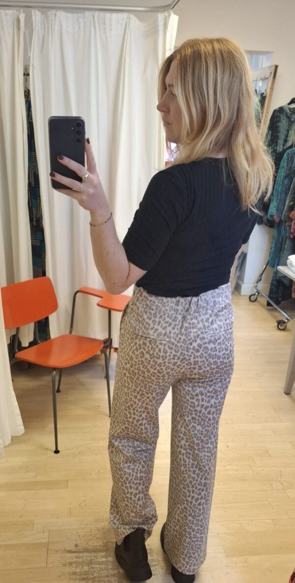 AmazeCph bukser i Leoprint - Image 6