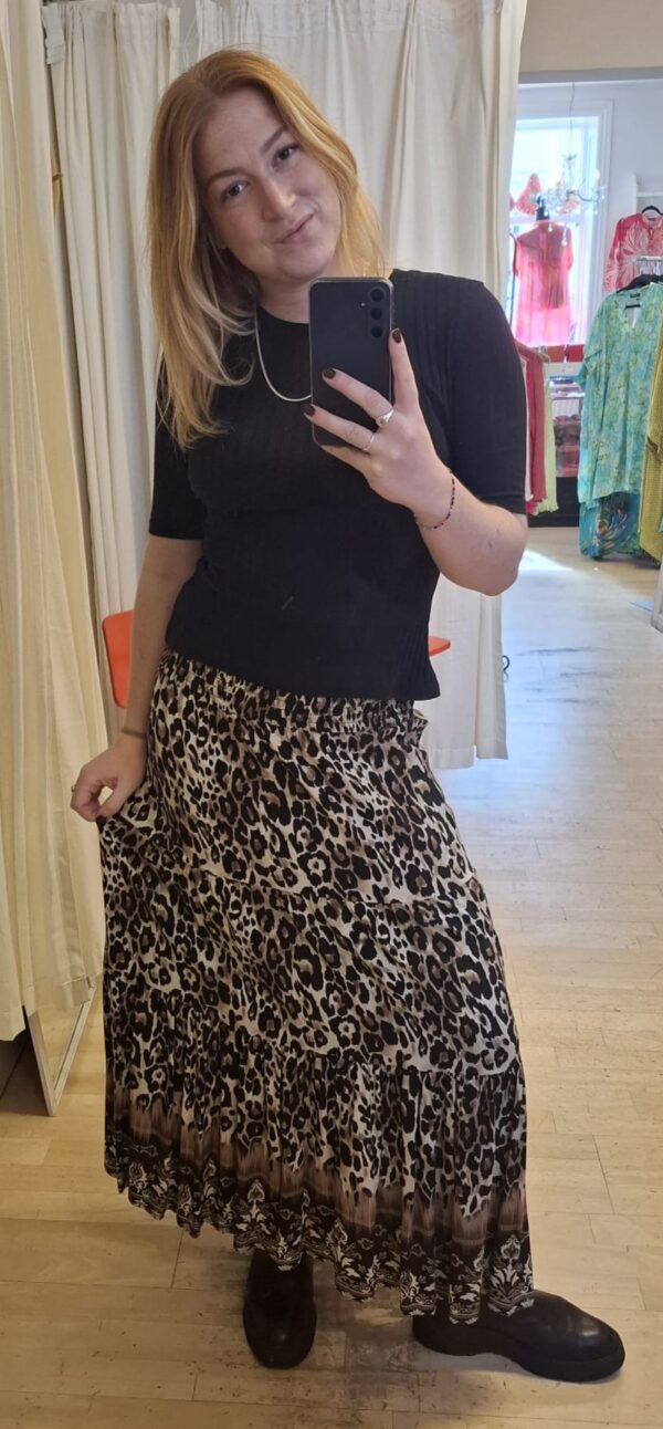 Boho nederdel med leo og print forneden